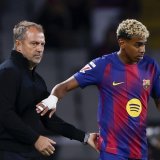 L'entraîneur barcelonais Hansi Flick (à gauche) pourra compter sur son ailier droit Lamine Yamal face au PSG mercredi. KEYSTONE/EPA/Alberto Estevez